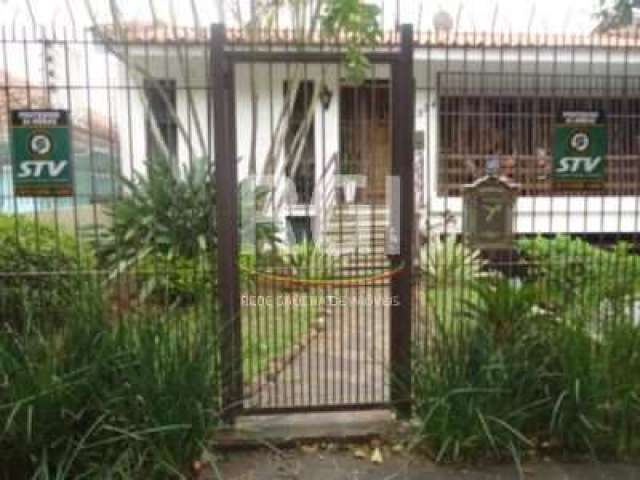 Excelente casa à venda na Rua Comendador Antonio Fontoura, localizada no bairro Glória em Porto Alegre. A casa possui uma área privativa de 330m², com 4 quartos, sendo 2 suítes, 3 banheiros sociais, 2