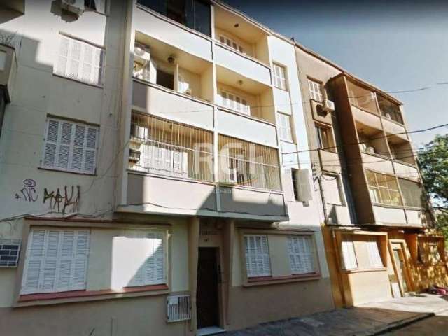 Ótimo apartamento de 2 quartos, living com sacada, cozinha reformada com armários embutidas, banheiro social . &lt;BR&gt;Possui 1 lance de escadas.&lt;BR&gt;Em ótima localização, próximo do centro da 