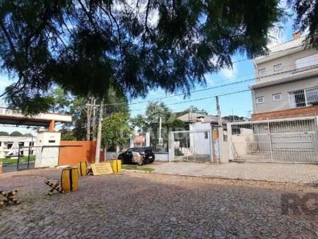 Terreno localizado no Morro Santa Tereza em rua sem saída, com imóveis de medio e alto padrão nas redondezas.&lt;BR&gt;Divisa com o quartel, garantindo segurança em todas as casas da região. Pode ser 