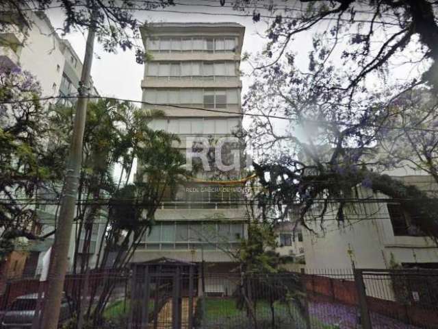 Cobertura 380m² úteis, andar alto.&lt;BR&gt;No andar inferior composto  3 quartos, sendo 1 suíte, banheiro social, living 3 ambientes com sala de jantar, sala de estar e sala de tv, área de serviços c