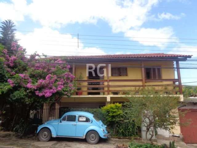 Ótima casa à venda em Porto Alegre, localizada no bairro Partenon. Com 3 quartos, sendo 1 suíte, 2 banheiros sociais e 3 vagas de garagem. Possui infraestrutura de frente e conta com características c