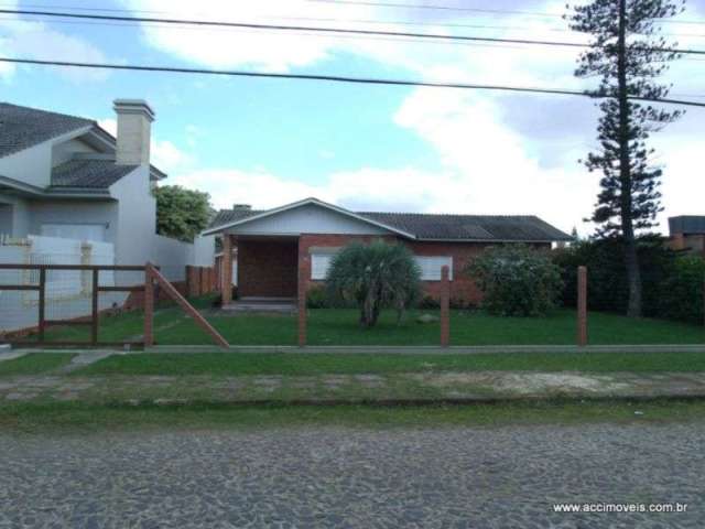 Casa com 03 quartos, banheiro, linvig, cozinha, àrea de serviço, garagem para 02 carros, amplo terreno, com casa mista de madeira e alvenaria, em localização nobre.