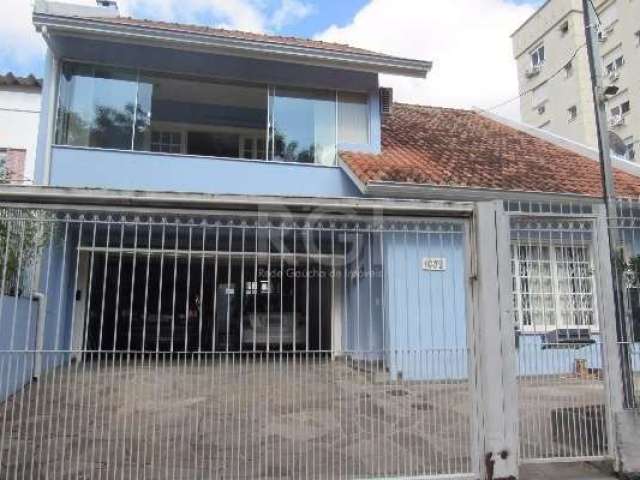 Sobrado no bairro Santana com quatro dormitórios, duas suítes, living amplo para três ambientes com mezanino e sacada, cozinha com dependência de empregada, banheiro auxiliar e lavanderia.&lt;BR&gt;Pá