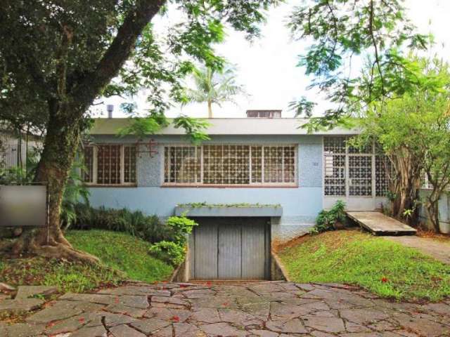 Casa diferenciada, 2 pavimentos, 6 dormitórios, 4 banheiros (suíte, lavabo e 2 banheiros social), amplo living para 3 ambientes, copa cozinha, despensa, garagem fechada para 4 veículos, piso parquet, 