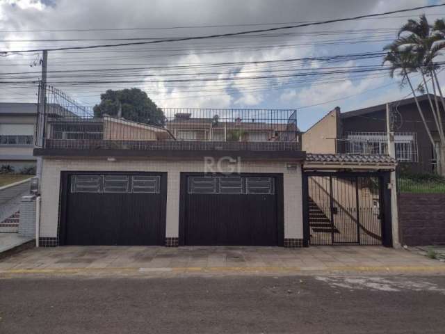 EXCELENTE CASA SOBRADO!!! Com 04 dormitórios, sendo 01 suíte, vaga de garagem para 04 carros, sala de estar, jantar, cozinha planejada, 04 banheiros, sacada, lareira, porcelanato, fica mobiliado com t