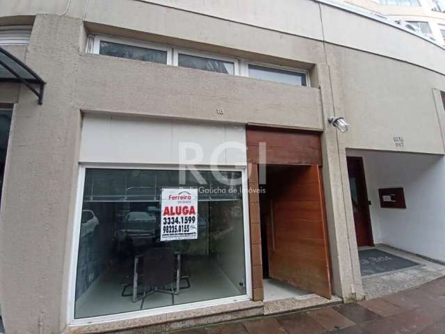 Loja comercial com 59,30m2  de área privativa no bairro Bom Fim, com mezanino, mobiliado fixa de escritório, sala de reuniões. e 1 banheiro. Condomínio fechado, estacionamento, playground, salão de fe