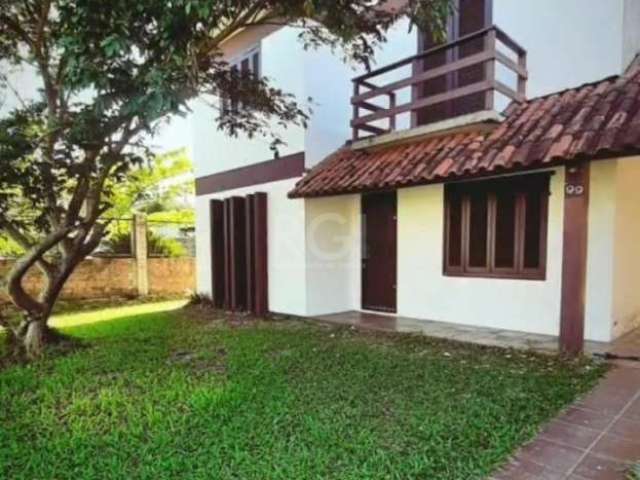 Excelente casa localizada na praia de Tramandaí !&lt;BR&gt;&lt;BR&gt;05 dormitórios, sendo 03 com sacada, 02 banheiros,living 02 ambientes, cozinha,garagem para 02 veículos,gramado frente e fundos,chu