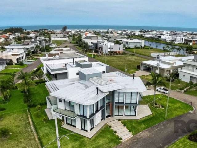 Maravilhosa casa em privilegiada localização no Condomínio Ocean Side! Em um terreno com 3 frentes, sendo fundos área verde, possui somente uma lateral limítrofe com outro lote. Residência diferenciad