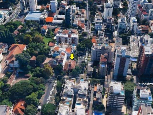 Terreno para Comprar  localizado em Porto Alegre/RS, no Bairro Bela Vista, sendo a esquina entre a Avenida Mariland e a Rua Antônio Parreiras. O imóvel esta situado em área com grande densidade reside