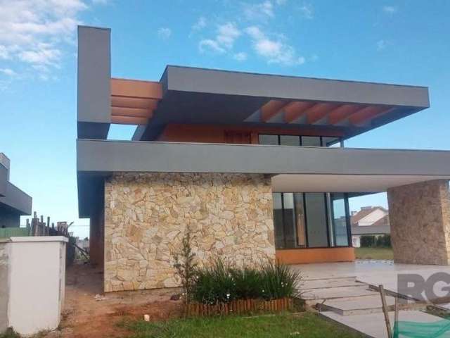 Vende Excelente casa com 3 suítes Com closets, lavabo, area de servico, sala de estar com pé direito duplo, cozinha com churrasqueira e ilha varanda, garagem coberta para 2 carros, piscina, painel sol