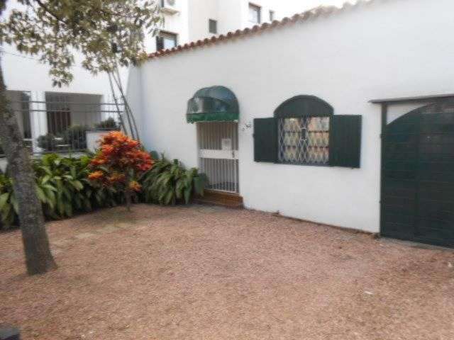 Terreno/casa de alvenaria que atualmente é uma confecção, constituída de 2 dormitórios, estar e jantar, banheiro social, cozinha, banheiro auxiliar. Nos fundos 1 deposito com 50m2   ou - , banheiro, p