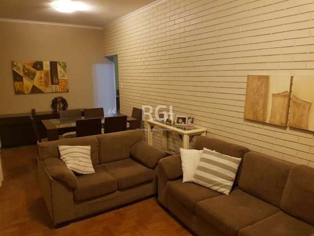 Apartamento de 2 dormitórios no bairro Menino Deus em Porto Alegre.&lt;BR&gt;Imóvel todo reformado.&lt;BR&gt;Amplo living, cozinha, banheiro, área de serviço.&lt;BR&gt;Ótima localização, próximo a far