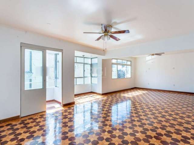 Excelente apartamento ( desocupado ) situado em um dos edifícios com maior prestígio do Centro de Porto Alegre .     &lt;BR&gt; &lt;BR&gt;Vista especial para o Cartão Postal da Capital Gaúcha, o Pôr d