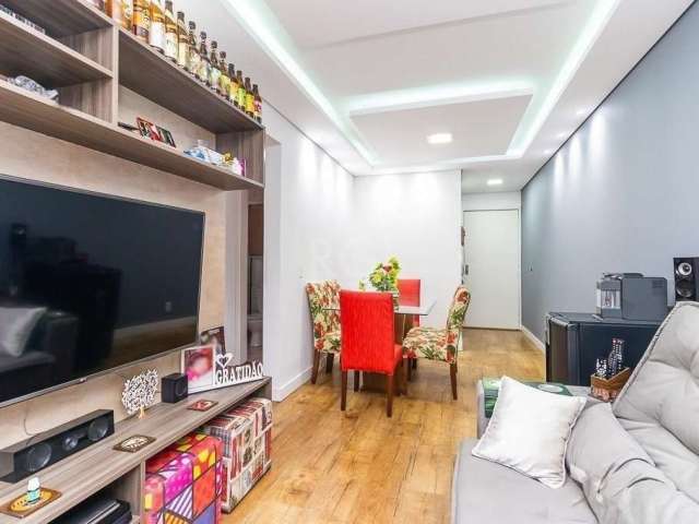 Apartamento 2 dormitórios, mobiliado, living 2 ambientes, banheiro social, cozinha, área de serviço, vaga escriturada. Área privativa de 63m2. Decorado com muito bom gosto, sanca de gesso com iluminaç