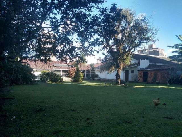 Vende terreno em Cachoeirinha,  medindo 2.083,50 m²,  2 frentes, 6 lotes de terreno, com 1 casa, junto aos bancos, comercio em geral e escolas, excelente local para construção de empreendimentos resid