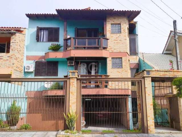 Casa de alto padrão com piscina, 3 pavimentos, garagem no térreo coberta comporta 4 carros grandes ou 6 pequenos. Com área gourmet, banheiro e churrasqueira, constituindo-se em um amplo salão de festa