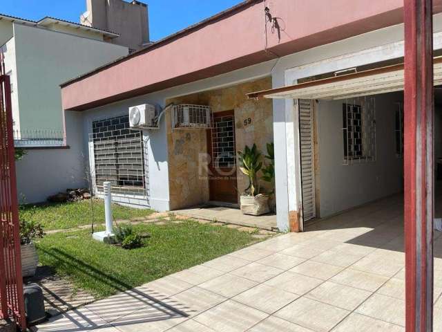 Casa semi mobiliada, 3 dormitórios, 2 banheiros, sala, cozinha, área de serviço, churrasqueira, poço artesiano, fogão campeiro, piscina, pátio, 3 vagas de garagem. Agende uma visita com um dos nossos 