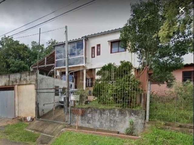 Excelente e ampla  casa com  4 quartos, 4 banheiros,  2 salas, 1 cozinha, 1 varanda, garagem fechada com  100mm quadrados, área com churrasqueira  mais sacada coberta .&lt;BR&gt;Venha conferir.&lt;BR&