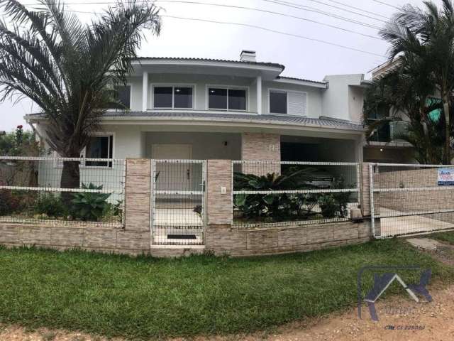 Casa com 5 dormitórios, 2 suítes, 3 banheiros, sacada, varanda, 2 vagas de garagem, no bairro Village, Garopaba/SC  &lt;BR&gt;&lt;BR&gt;Esta encantadora casa oferece uma combinação perfeita de confort