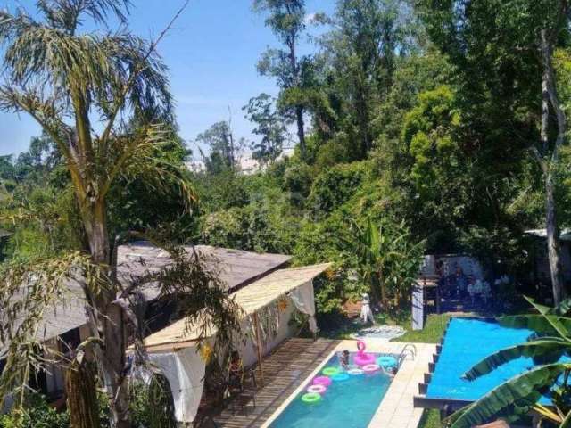 Linda casa com estrutura de pedra e tijolo à vista, 3 quartos, sala,3  banheiros, cozinha ,piscina, espaço pra festas, lareira, churrasqueira e fogão campeão.  &lt;BR&gt;O bairro Olaria fica localizad