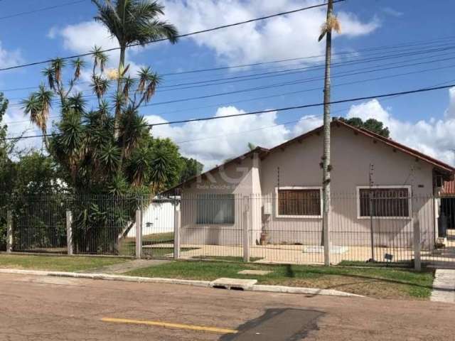 Vende casa residencial, com 03 dormitórios, suite, banheiro social, living 03 ambientes com lareira, ampla cozinha, salão de festas, amplo patio, piscima, garagem para 4 carros.&lt;BR&gt;Terreno medin