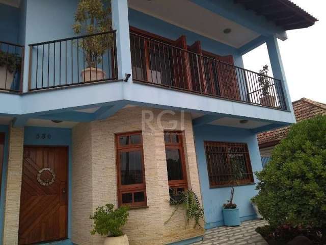 Casa com 5 dormitórios sendo deles 4 suítes no centro de Guaíba.&lt;BR&gt;Sobrado com peças amplas e iluminadas, living, sala com lareira, sala de tv, sala de jantar, 5 dormitórios sendo 4 suítes, 3 s