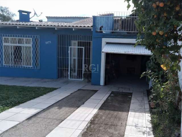 Casa com 2 quartos, sala, cozinha 1 banheiro e garagem.&lt;BR&gt;piso baixo, 1 quarto, sala cozinha e banheiro.&lt;BR&gt;2 frentes, de esquina&lt;BR&gt;Amplo pátio em 2 planos