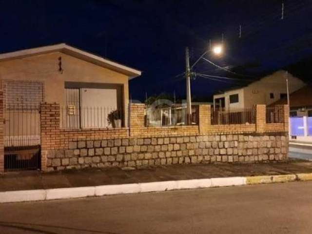 Ligue e marque para conhecer esta casa térrea de esquina na parte alta do bairro Nossa Senhora das Graças em Canoas, com uma área construída de 150 m² em terreno levemente em aclive com 390 m².&lt;BR&