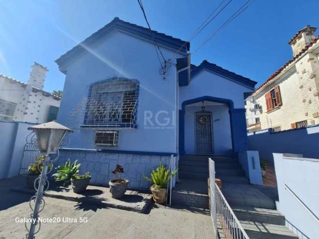 Excelente residência recentemente pintada e muito bem conservada construção de 1947 , casa térrea com pátio  uma vaga de garagem fechada , três dormitórios, sala de estar  um banheiro social ,  cozinh