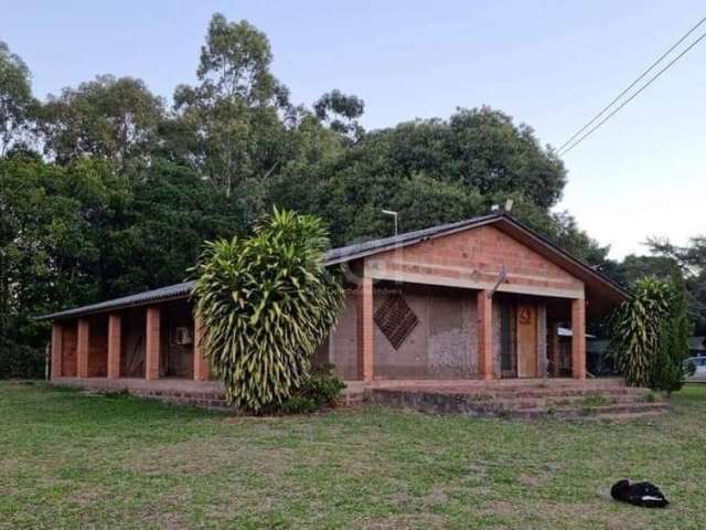 Lindo sítio em Águas Claras, Viamão.medindo 13.500 m². &lt;BR&gt;Casa três dormitórios sendo uma suíte, sala, cozinha, banheiro social e área em toda volta com churrasqueira.&lt;BR&gt; Galpão bem gran