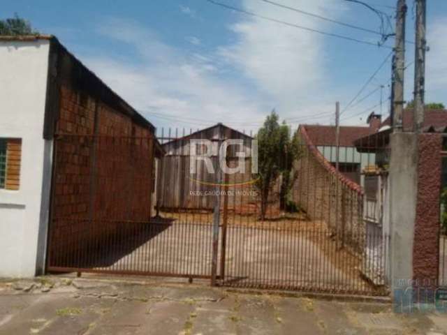 Terreno de 11x 50 com 3 casas não averbadas. Uma das casa de frente para a rua funcionava uma lancheria, as outras duas são residenciais. &lt;BR&gt;Fácil acesso a AV.GETÚLIO VARGAS, AV. GUILHERME SCHE