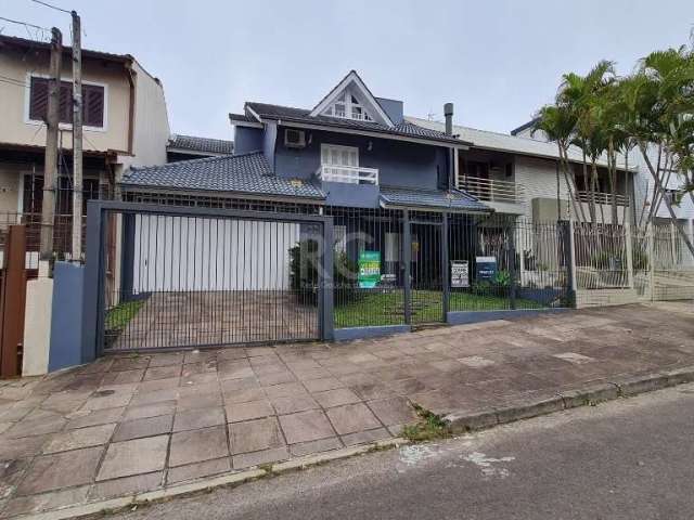 Casa no charmoso Jardim Planalto, em uma das principais avenidas do bairro, em terreno medindo 12x30, composta por 4 dormitórios e 4 vagas de garagem. Com 378m² de área privativa. Na parte térrea: liv