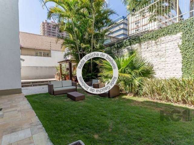 Casa próxima ao Colégio Anchieta, Unisinos, e acesso facilitado para o aeroporto. TOTALMENTE REFORMADA!!! Duas Casas em terreno de 800 m², sendo: Casa principal (570m²) - face norte (sol manhã/tarde) 