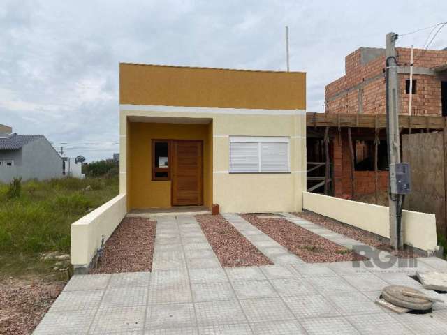 Oferta EXCLUSIVA, linda casa térrea, composta por living 2 ambiente, cozinha americana, área de serviço, dois amplos dormitórios, pátio com possibilidade de instalar uma piscina, 2 vagas para automóve