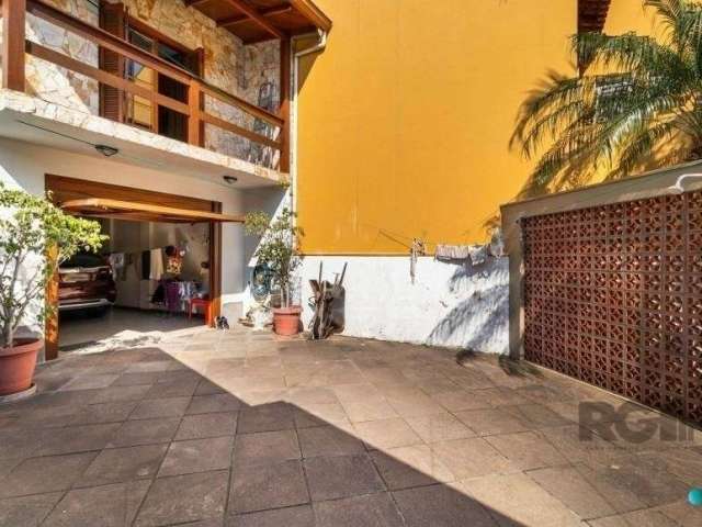 Casa 04 dormitórios, Garagem, Porto Alegre/RS.   &lt;BR&gt;Casa de 4 dormitórios com 216m² de área construída no Bairro Medianeira, são 2 casas mesmo terreno, uma de 137m², 2 dormitórios, living, sala