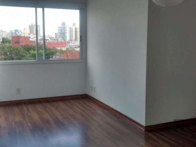 Apartamento com 2 dormitórios, banheiro social, living para 2 ambientes, cozinha estilo americana, área de serviço separada e 01 vaga de garagem escriturada. Andar alto, com ótima iluminação e ventila