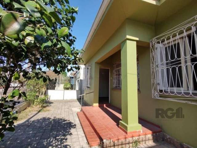 Ótima casa  com living para 2 ambientes, 4 dormitórios, banheiro social e outro auxiliar, sala de jantar separada, cozinha ampla, churrasqueira, vaga para carro e na parte dos fundos com  jardim e hor