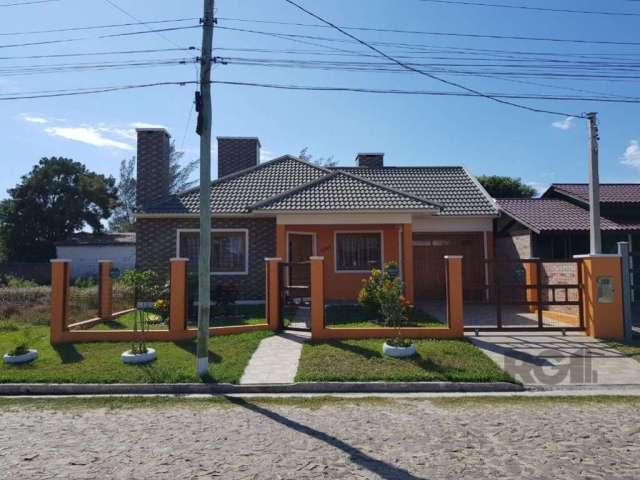 Casa na praia, em Nova Tramandaí, bem construída, bem localizada, próxima ao centro de Tramandaí , teto todo em lage com telhas de concreto, pátio com ampla piscina e lindo jardim, aberturas em madeir