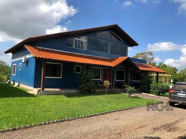 LINDO SÍTIO  em Passo de Torres SC, na Estrada Geral, Bairro Arraial, sítio mobiliado, com todos os móveis planejados(Ficam os móveis fixos), casa com 3 dormitórios, sendo uma suíte máster com lareira