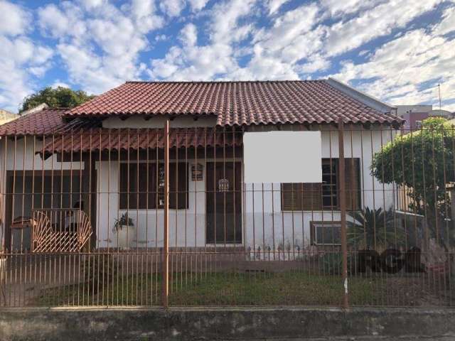 Casa 3 dormitórios, piscina com terraço, sala estar e jantar, copa cozinha, área de serviço, pátio, vagas de garagem. Agende uma visita com um dos nossos corretores especialistas.