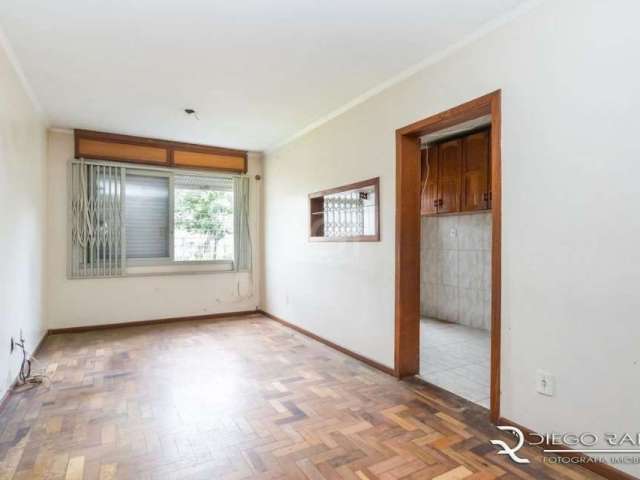 Apartamento TÉRREO a venda na Zona Norte de Porto Alegre. 3 Dormitórios, amplo living, cozinha, área de serviço e banheiro social. 76m² de área privativa.&lt;BR&gt;&lt;BR&gt;Prédio enxuto, 4 pavimento