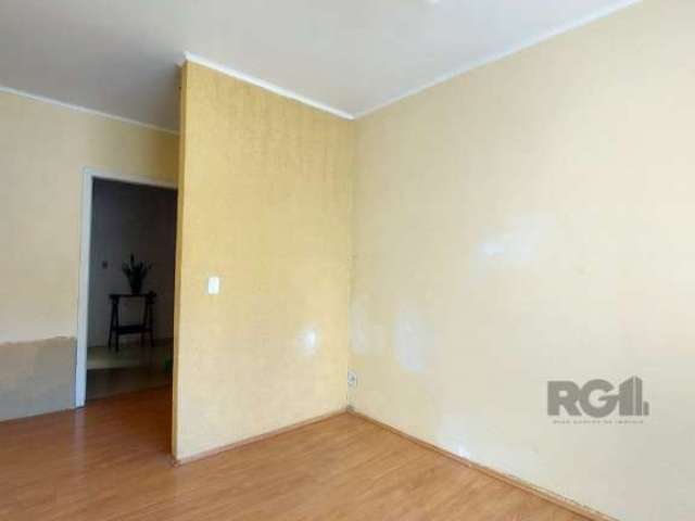 Apartamento térreo composto por 1 dormitório, sala de estar, banheiro,  cozinha e área com churrasqueira.&lt;BR&gt;Condomínio com ampla área verde, salão de festas, quadra de esportes, playground, zel