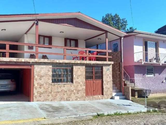 Casa sobrado  de material , com boa vizinhança , composta por três dormitórios dois banheiros , sala , cozinha ampla  ,  varanda  area de serviço ,   churrasqueira  fechada  vaga para duas camionetes 