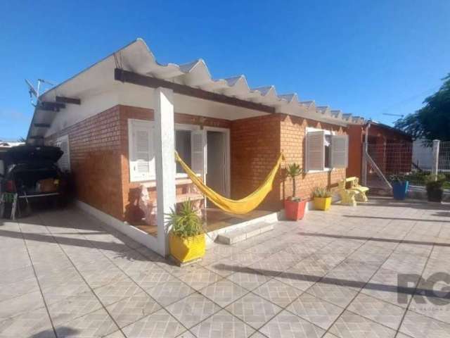 Excelente casa em  tijolo a vista, com 03 dormitórios, 1 banheiro social, 1 wc auxiliar, quartos amplos e arejados. sala de estar com 2 ambientes e com opção para lareira. Cozinha ampla com opção para