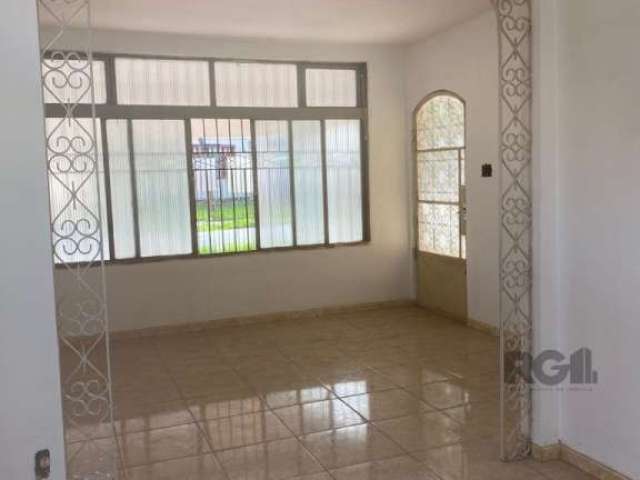 Casa em terreno com área de 300m² total no bairro Sarandi com 03 dormitórios, 02 banheiros sociais, sala de jantar, cozinha, na frente pátio com garagem para dois carros coberta! vende em Bairro resid