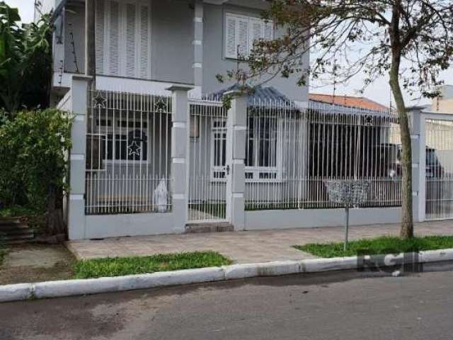 Sobrado com 02 dormitórios, sendo um com closet, com móveis planejados, 02 banheiros, living, sala de jantar, cozinha mobiliada, lavanderia, pátio com espaço gourmet, churrasqueira e piscina, garagem 