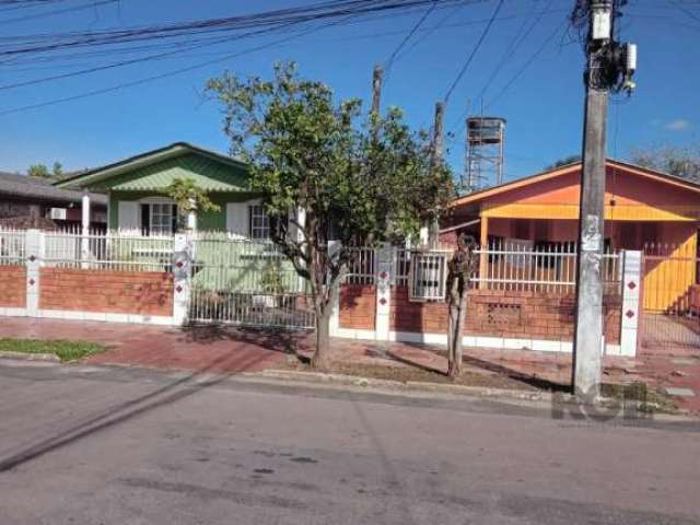 São dois terrenos com casas em cima, metragem de 10 x 30 cada, área total 600m², bom para construtor fazer um prédio, um pavilhão ou morar nas  casas e ainda locar outras três casas no outro terreno. 