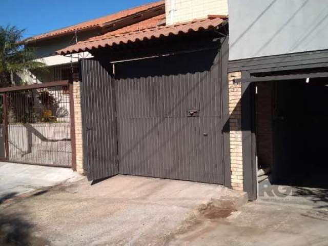 Casa de 2 pisos com 3 quartos, sendo uma suíte,  lareira, banheira hidromassagem,  área de serviço com churrasqueira. Na frente tem uma garagem fechada e nos fundos mais uma garagem com banheiro.&lt;B