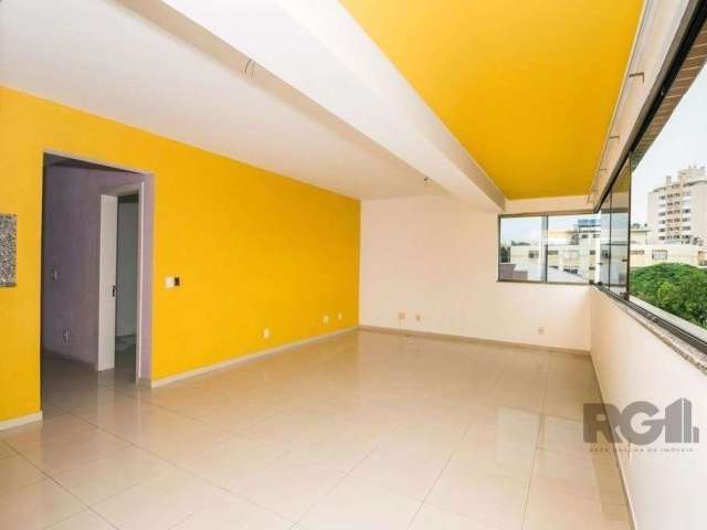 Excelente apartamento de 127m² no bairro Passo da Areia, Porto Alegre. Imóvel conta com 3 dormitórios sendo 1 suíte, sala com churrasqueira, cozinha, área de serviço e 2 vagas de garagem escrituradas.