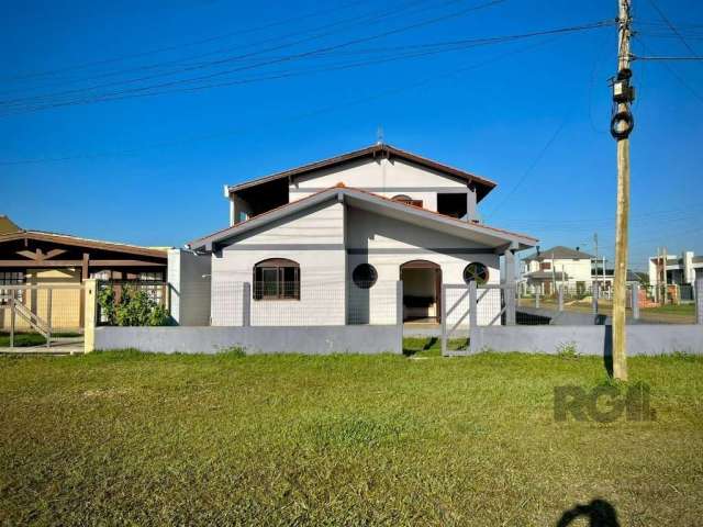 Casa em Arroio do sal  , a uma quadra do mar  , excelente casa para veranear ou até mesmo morar com a sua familia . Possui  seis dormitórios sendo duas suites , sala de estar  com lareira , garagem co